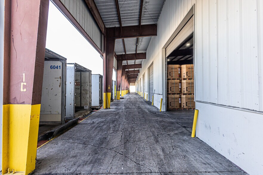 More Photos Of 13806 N Unitec Dr, Laredo Warehouse For Lease