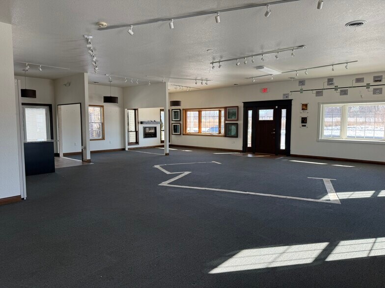 More Photos Of 517 Railroad Ave, West Des Moines Showroom For Lease
