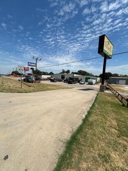 More Photos Of 440 N Broadway St, Joshua Manufacturing For Lease