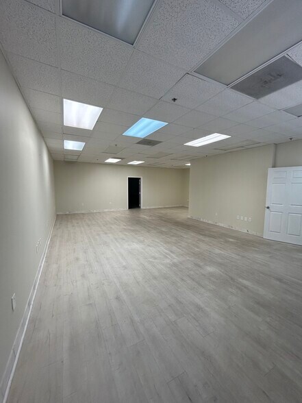 More Photos Of 6500 W Rogers Cir, Boca Raton Showroom For Lease
