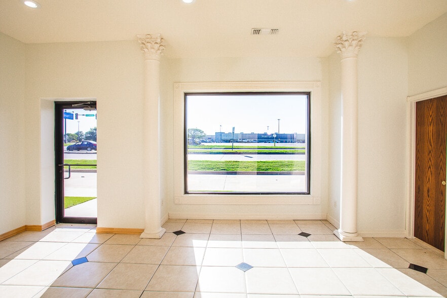 More Photos Of 1702-1708 N Commerce St, Ardmore General Retail For Lease