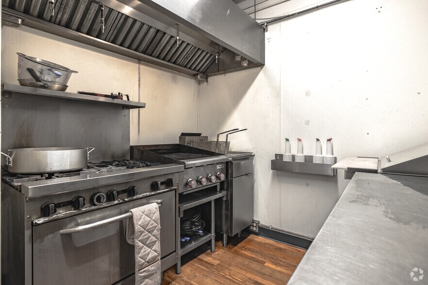 More Photos Of 1011 Front St, Evanston Restaurant For Lease