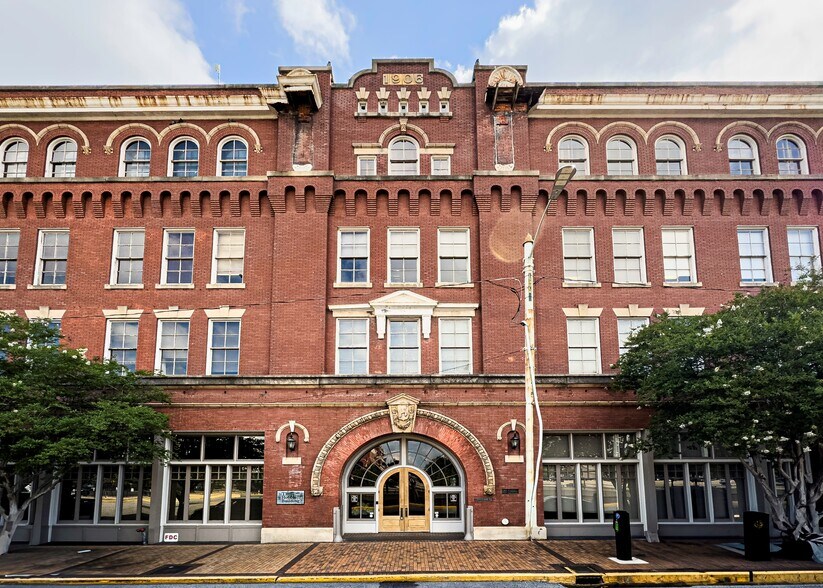 More Photos Of 250-260 Commerce St, Montgomery Medical For Sale