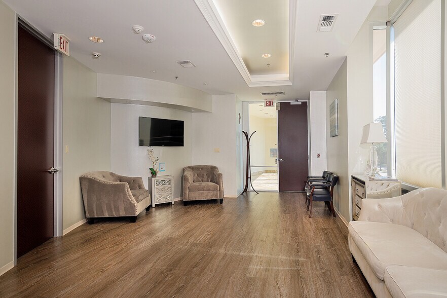 More Photos Of 114 Vision Park Blvd, Shenandoah Office For Sale