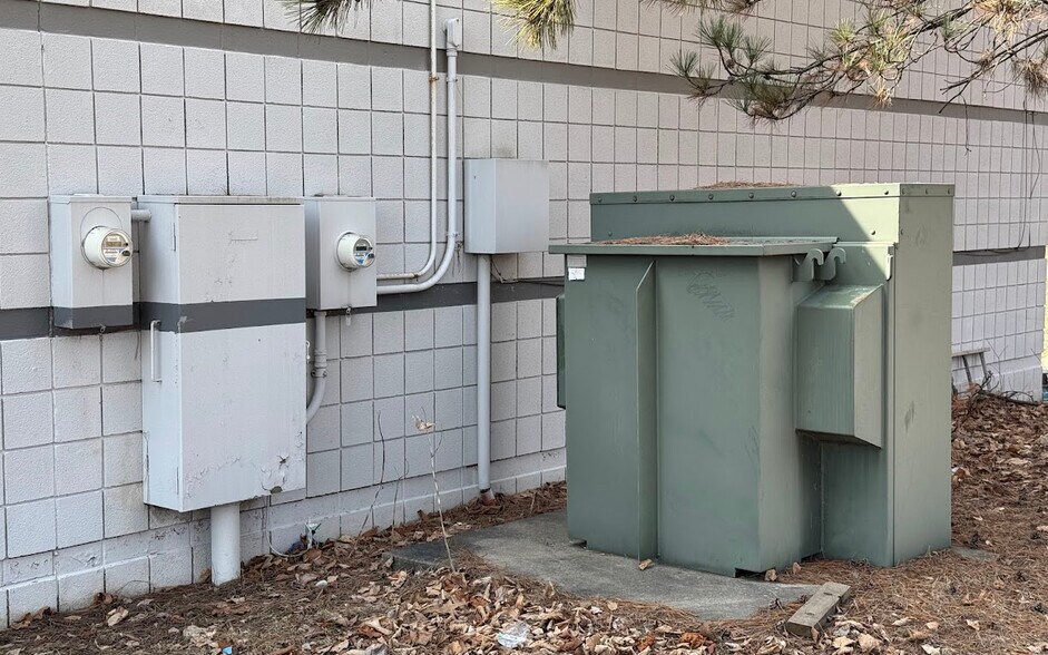 More Photos Of 4357-4359 Highland Rd, Waterford Industrial For Lease