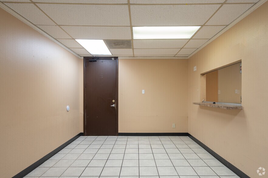 More Photos Of 4615 N I-45, Houston Unknown For Lease