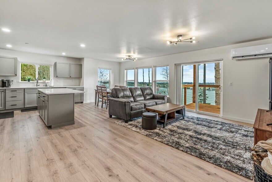 More Photos Of 572 Columbia St, Cathlamet Apartments For Sale