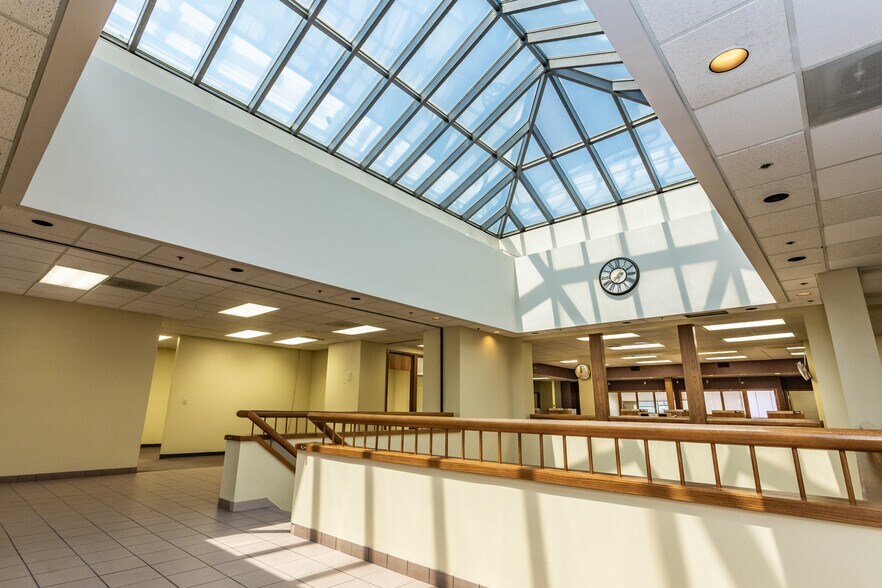 More Photos Of 1520 Washington Ave, Alton Bank For Sale