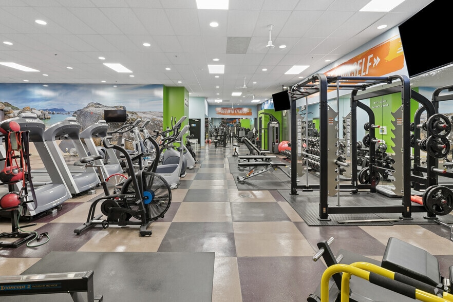 More Photos Of 10153 King George Blvd, Surrey Unknown For Lease