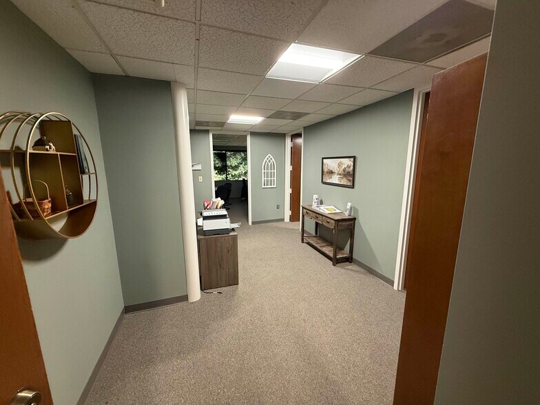 More Photos Of 5102 W Village Green Dr, Midlothian Office For Lease