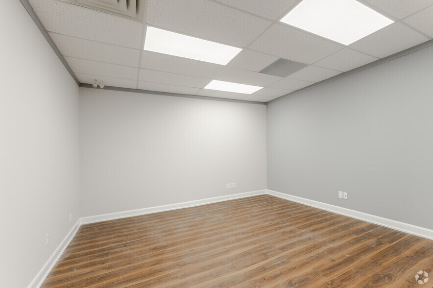 More Photos Of 700 Dorval Dr, Oakville Unknown For Lease