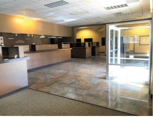 More Photos Of 300 E Main St, Pullman Bank For Sale