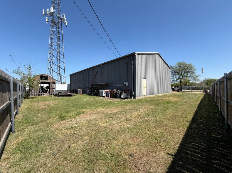 More Photos Of 203 N Hampton Rd, Crowley Warehouse For Lease