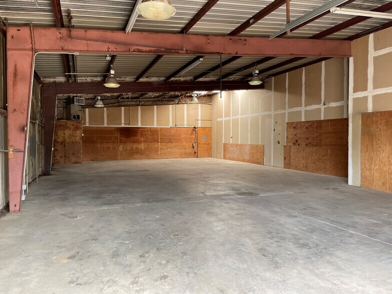 More Photos Of 301 S Southeast Loop 323, Tyler Showroom For Lease