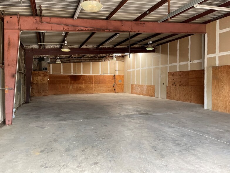 More Photos Of 301 S Southeast Loop 323, Tyler Showroom For Lease
