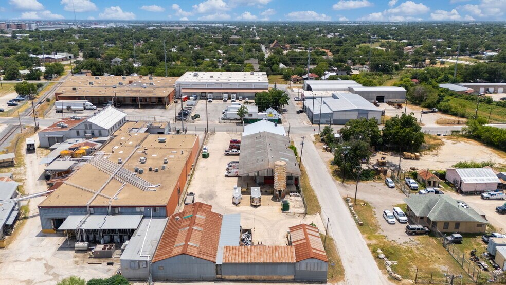 More Photos Of 1547 W Poplar St, San Antonio Warehouse For Sale