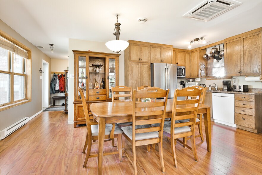 More Photos Of 2130 Av Bourgogne, Chambly Office For Sale