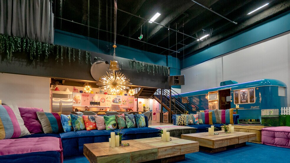 More Photos Of 300-320 NE 60th St, Miami Warehouse For Sale