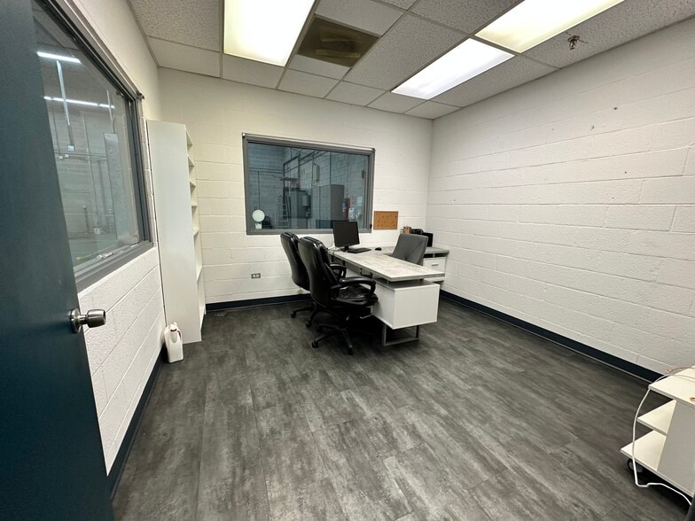 More Photos Of 333 W Hintz Rd, Wheeling Warehouse For Lease