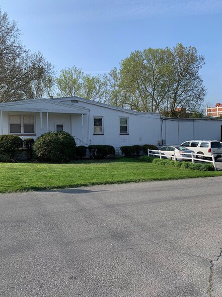 More Photos Of 160 S Poplar St, Elizabethtown Showroom For Lease