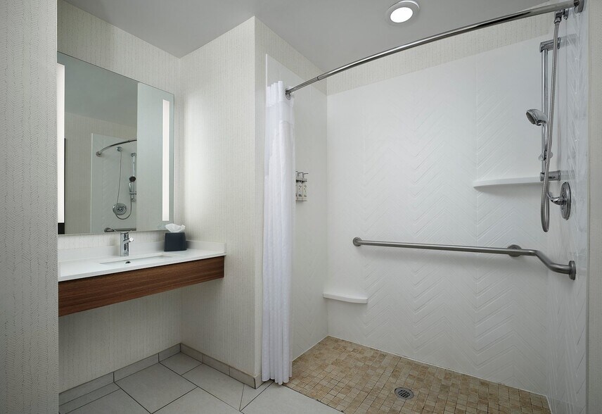 More Photos Of 100 N Frontage Rd, Meridian Hotel For Sale