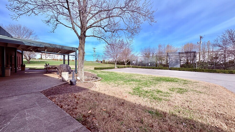 More Photos Of 1014 S Main St, Nicholasville Office For Sale