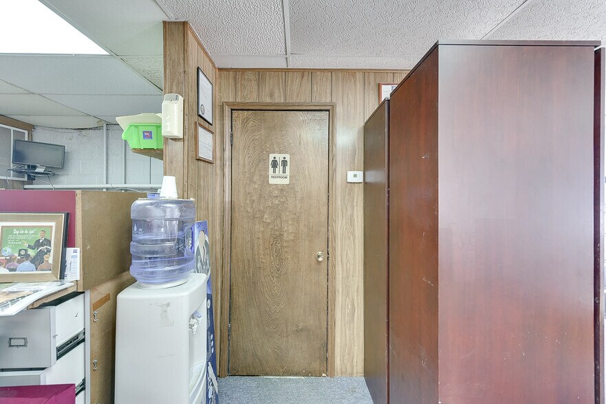 More Photos Of 8614-8616 N 30th St, Omaha Storefront For Sale
