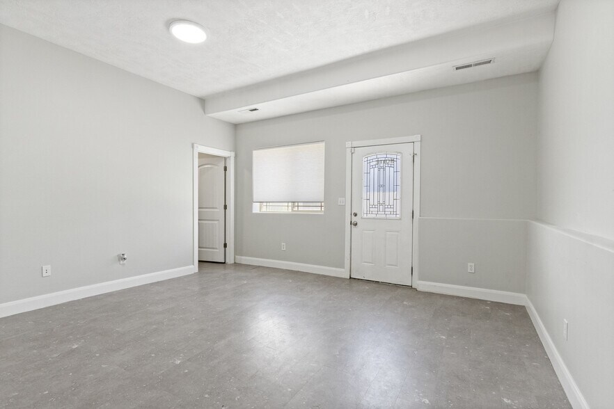 More Photos Of 910 W State St, Lehi Office For Sale