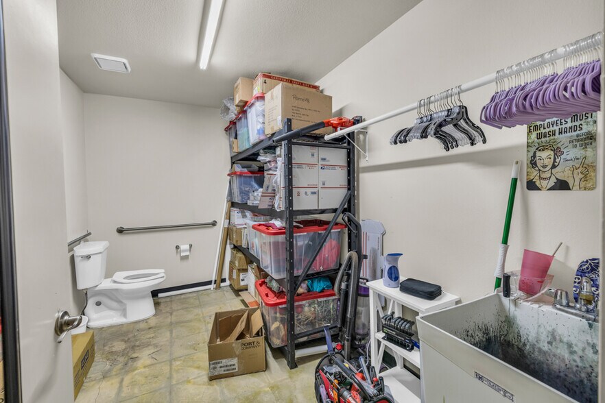 More Photos Of 242 Trade Center Dr, New Braunfels Warehouse For Lease