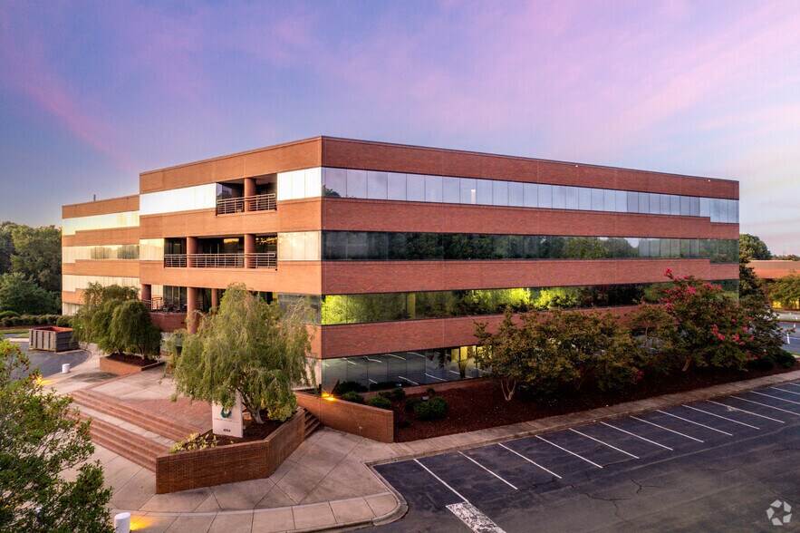 More Photos Of 4944 Parkway Plaza Blvd, Charlotte Office For Lease