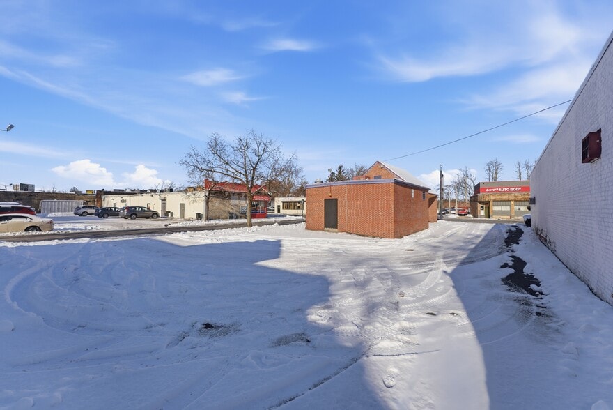 More Photos Of 1143 State St, Springfield Freestanding For Lease