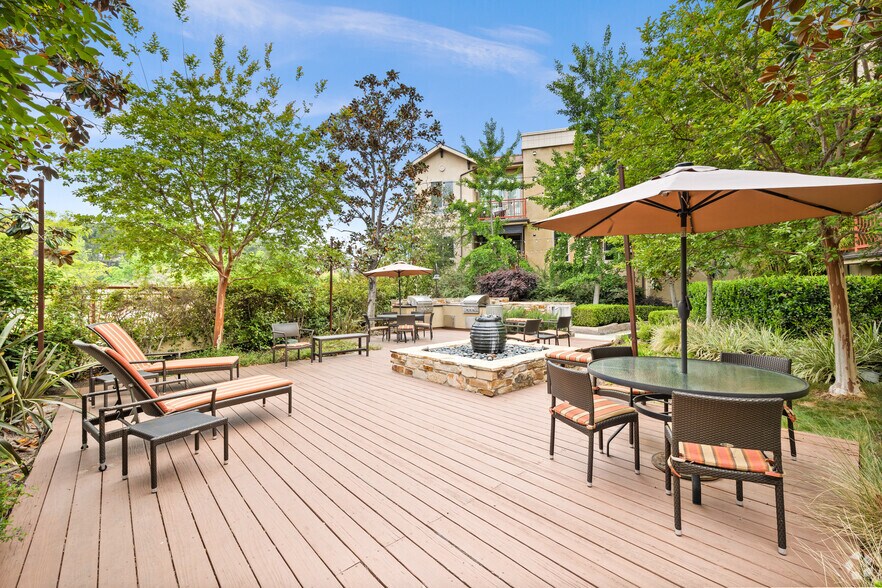 More Photos Of 16110 Ventura Blvd, Encino Apartments For Lease