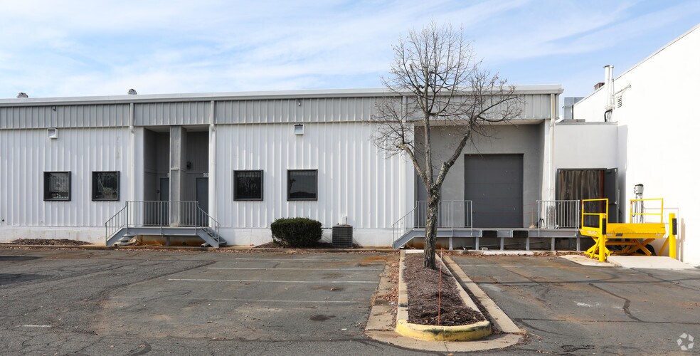 More Photos Of 301-366 Victory Dr, Herndon Flex For Lease
