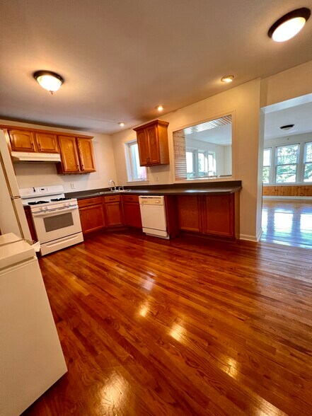 More Photos Of 44 Main St, Camden Restaurant For Sale