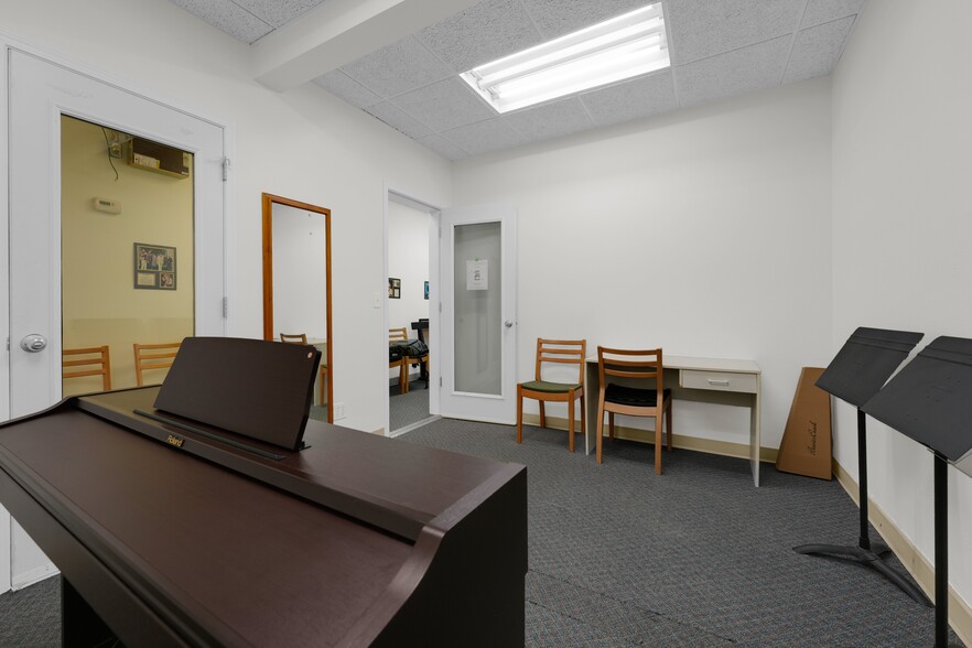 More Photos Of 1333 Johnston Rd, White Rock Storefront For Sale