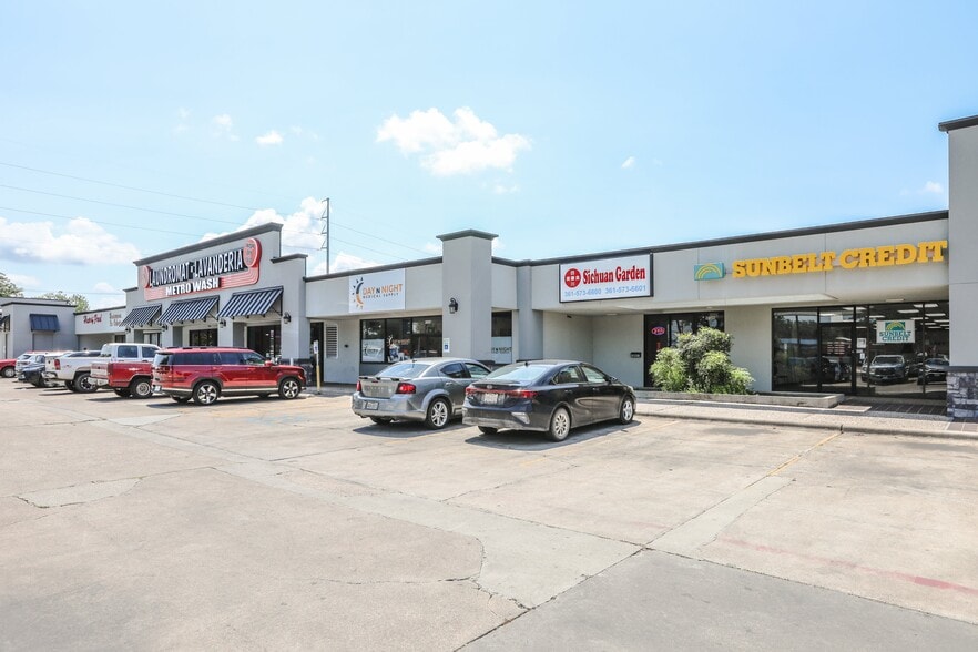 More Photos Of 1901-2403 E Red River St, Victoria General Retail For Lease