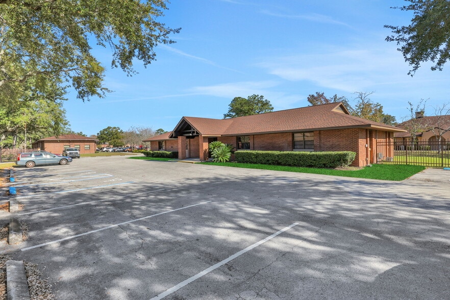 More Photos Of 6601-6535 Chester Ave, Jacksonville Continuing Care Retirement Community For Lease
