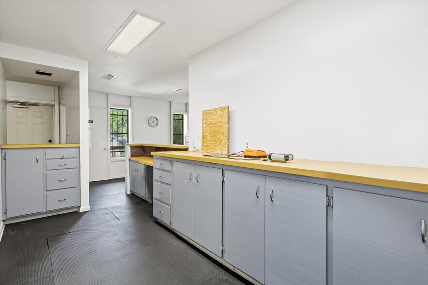 More Photos Of 1355 E Lafayette St, Tallahassee Veterinarian Kennel For Sale