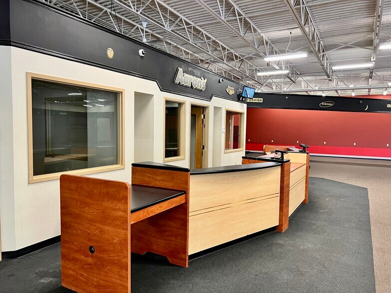 More Photos Of 2850 N Market St, Shreveport General Retail For Sale