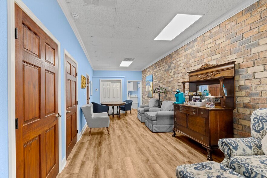 More Photos Of 913 Gulf Breeze Pky, Gulf Breeze Storefront Retail Office For Sale