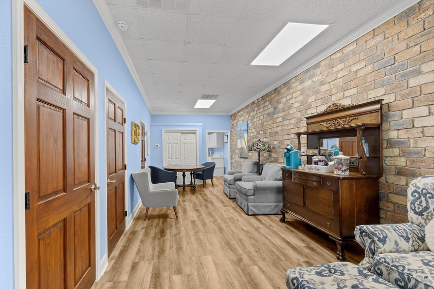 More Photos Of 913 Gulf Breeze Pky, Gulf Breeze General Retail For Sale