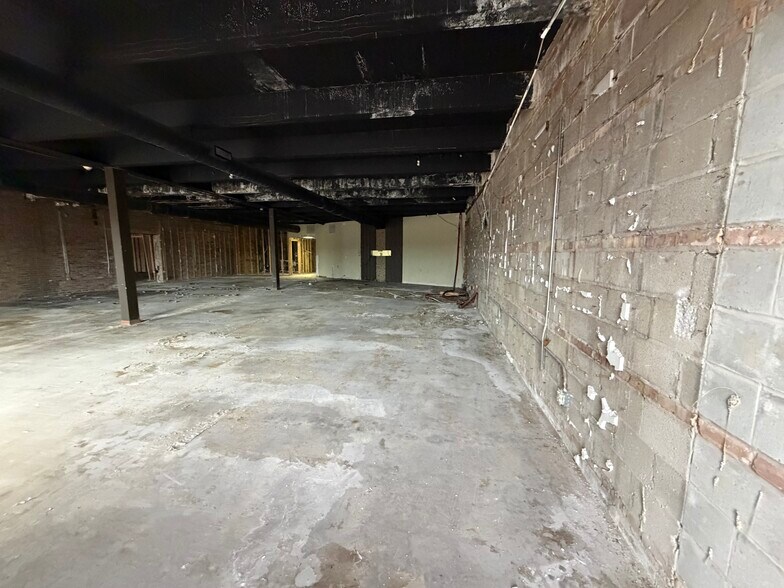 More Photos Of 529-535 E 5th Ave, Gary Restaurant For Lease