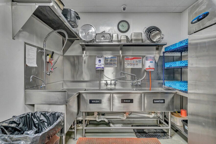 More Photos Of 53 N Howard Ave, Croswell Bar For Sale