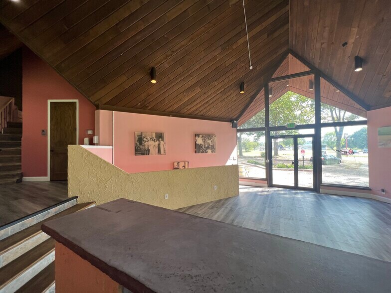 More Photos Of 10804 Wilkshire Blvd, Bolivar Office For Sale