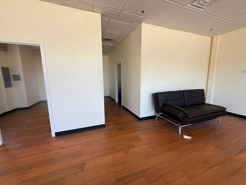 More Photos Of 356 S Broadway, Salem Unknown For Lease