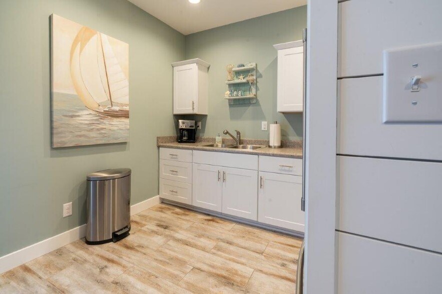 More Photos Of 6344 W Highway 146, Crestwood Medical For Lease