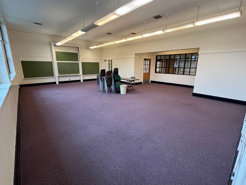 More Photos Of 7688 SW Capitol Hwy, Portland Specialty For Lease