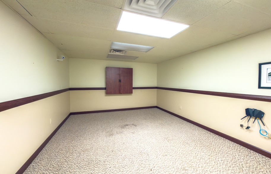 More Photos Of 6704 Williamson Rd, Hollins Storefront For Sale