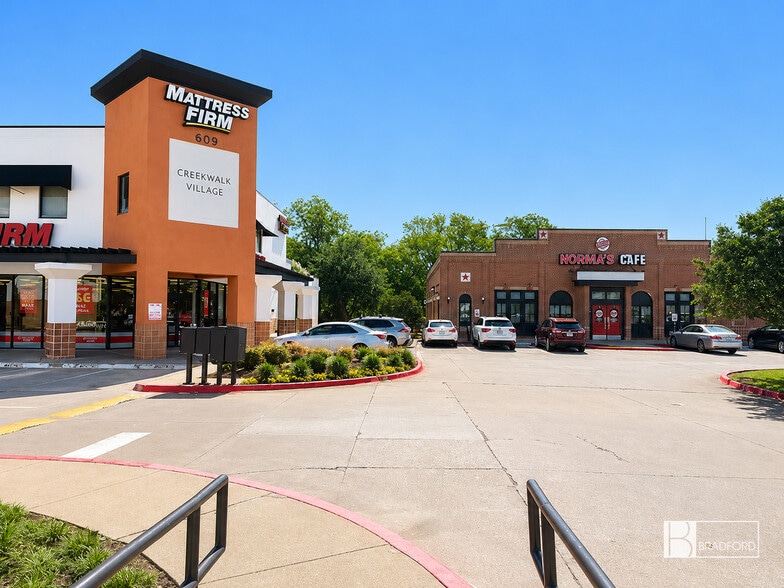 More Photos Of 609 W 15th St, Plano Storefront Retail Office For Sale