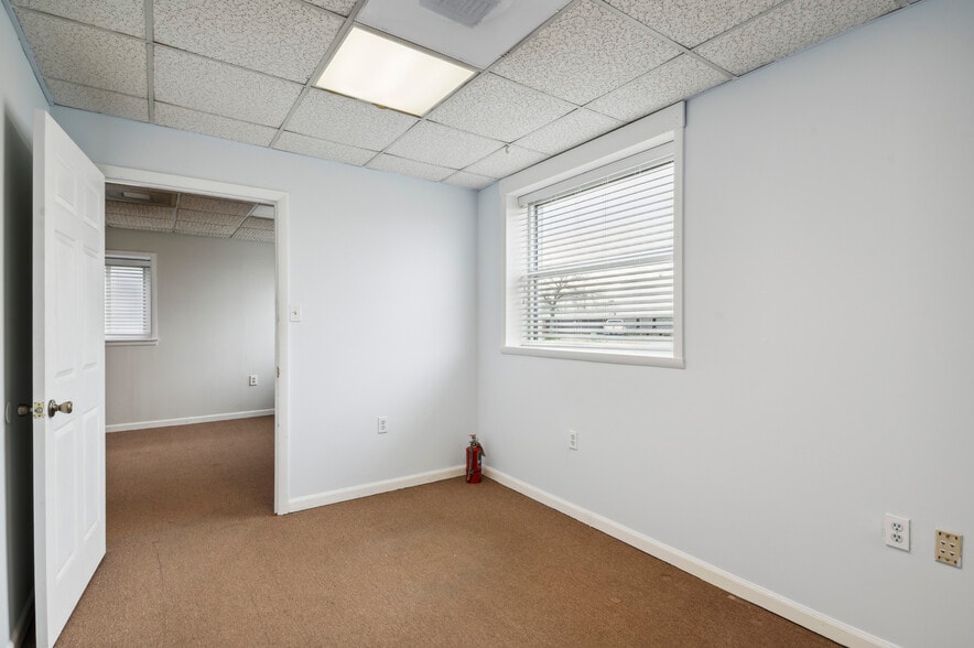 More Photos Of 9 James Ct, Wilmington Warehouse For Lease